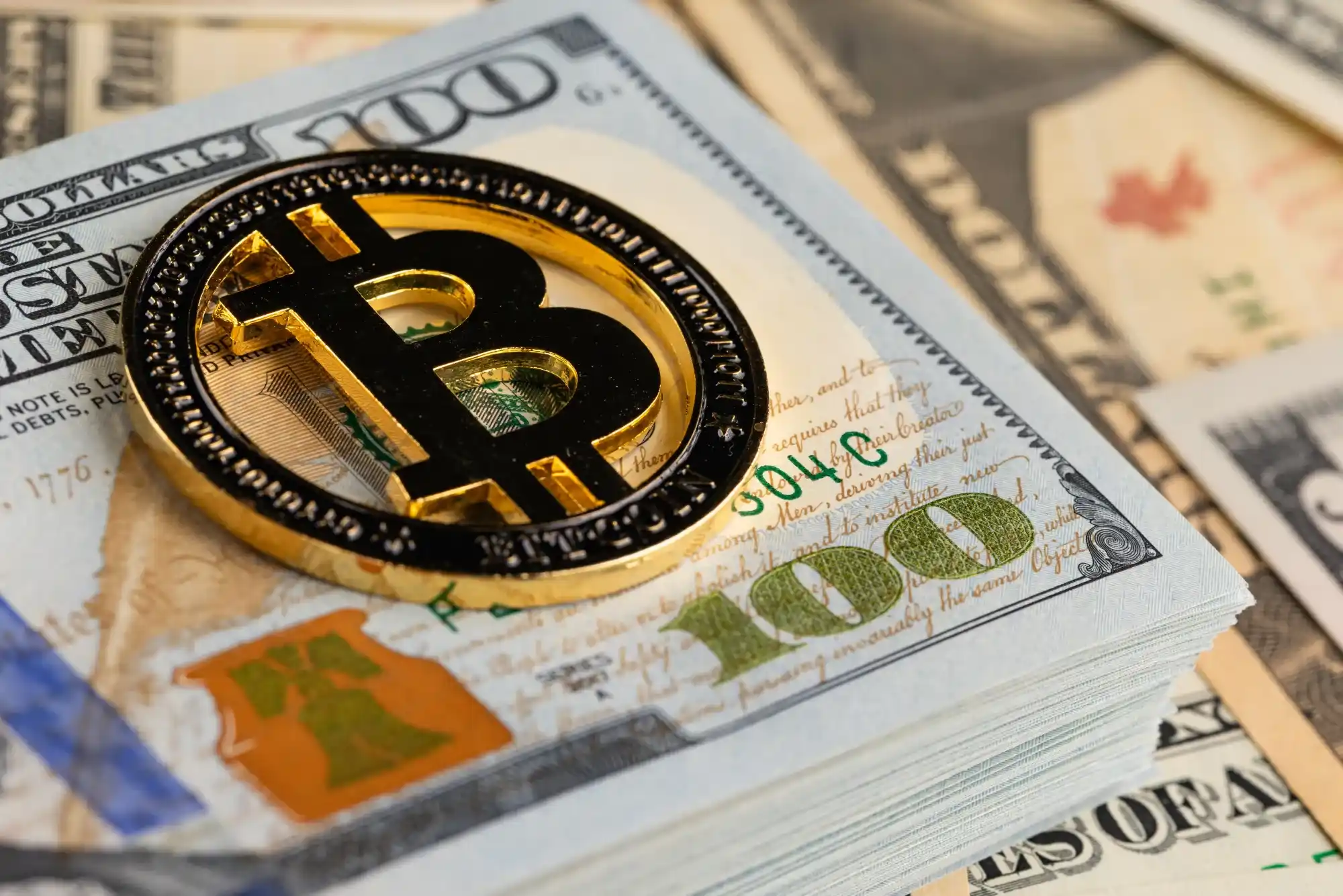 ما هي عملة بيتكوين ولماذا يتحدث عنها الجميع؟